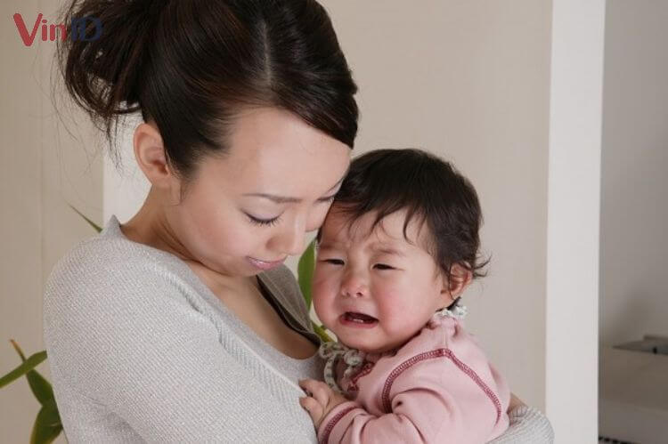 Ba mẹ nên kiên nhẫn để dỗ dành khi cai sữa cho bé