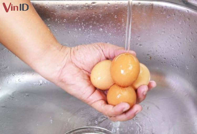 Rửa sạch trứng trước khi luộc