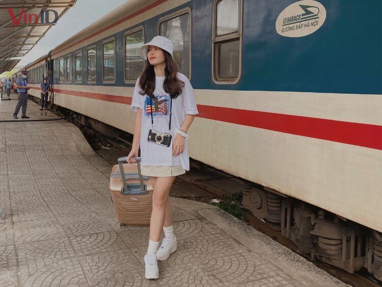 Khá nhiều bạn trẻ chọn đi tàu hỏa ra Đà Nẵng để ngắm cảnh đẹp trên đường đi
