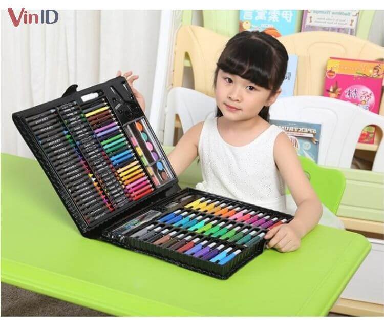 Hộp bút màu nhiều loại sẽ giúp bé thỏa sức “tung hoành” bức tranh của mình hơn