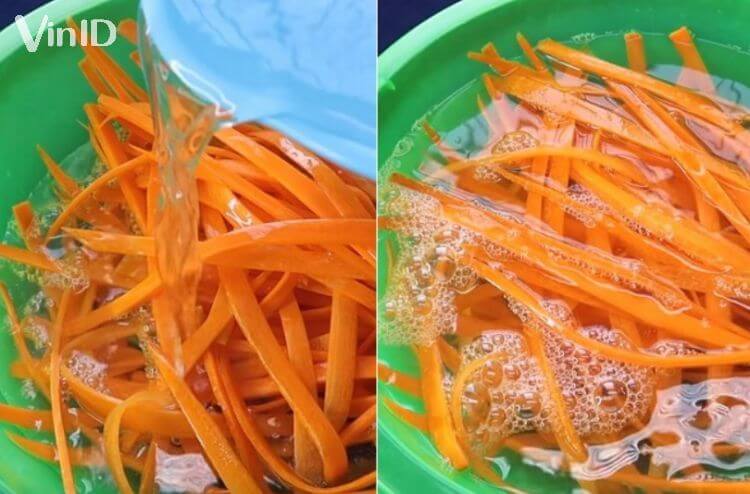 Ngâm cà rốt sợi với hỗn hợp nước muối, giấm ăn
