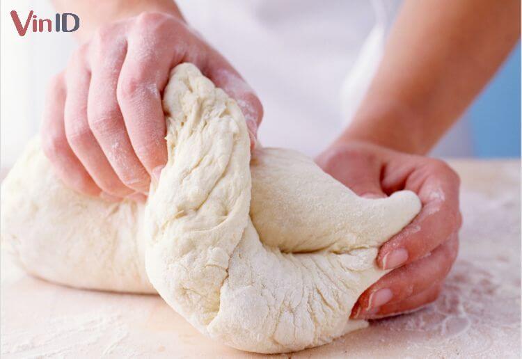 Nhào bột nếp bằng bột ấm tốt cho làm bánh