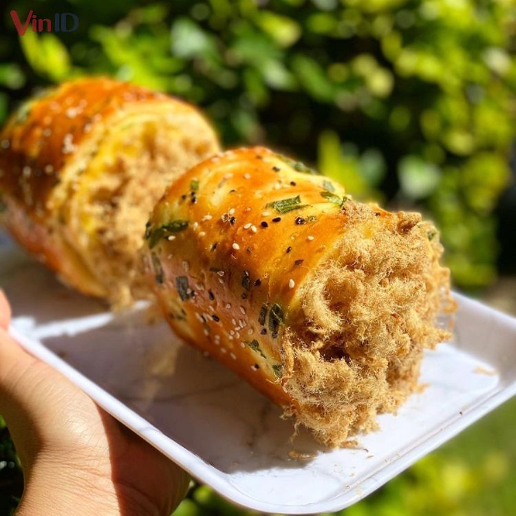 Bánh mì cuộn chà bông sốt trứng gà