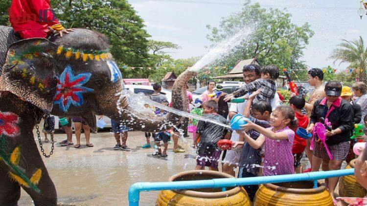 The custom of splashing water during Tet is very monumental, fun and famous all over the world