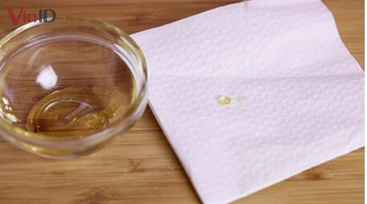 Với mật thật sẽ thấm vào giấy thấm dầu chậm và lâu