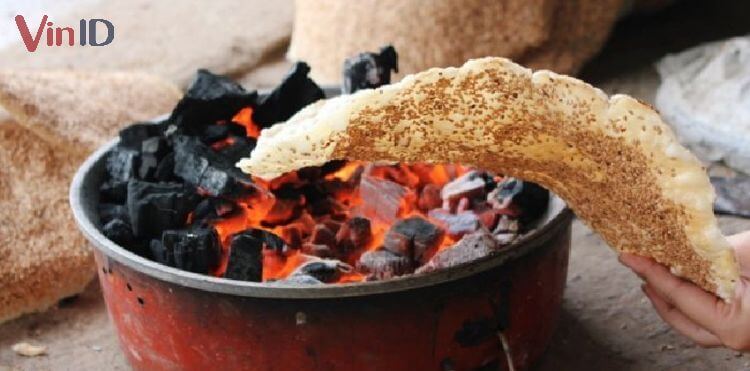 Bánh nhiều tiếp tục giòn ngon rộng lớn Lúc nướng bởi vì lò than