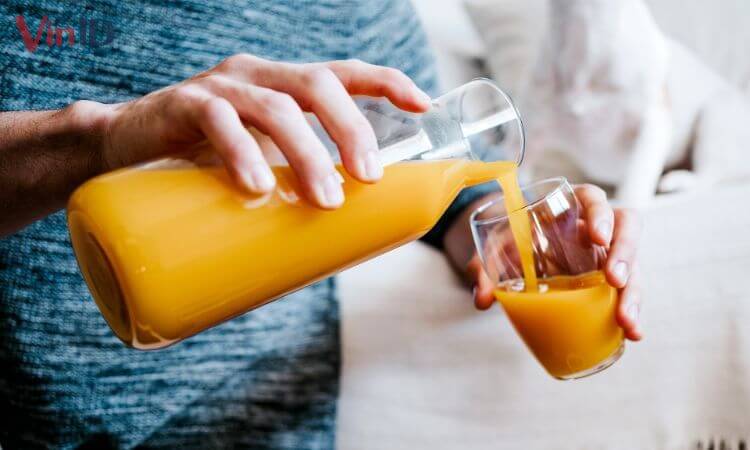 Bạn nên bảo quản nước ép cam trong chai thủy tinh