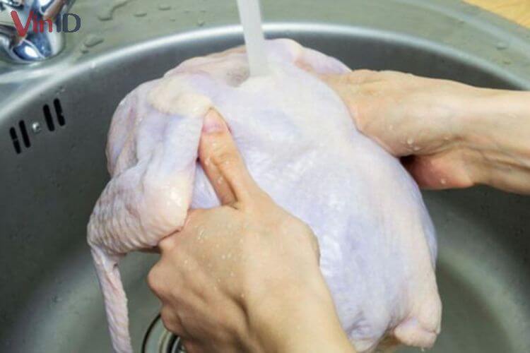 Rửa sạch gà 