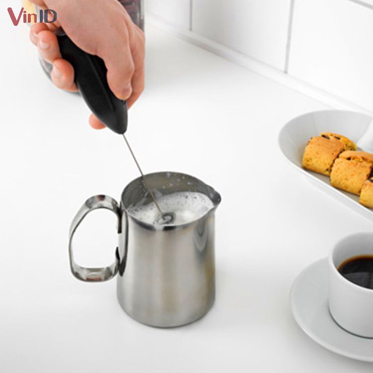 Làm lớp kem Macchiato với dụng cụ tạo bọt cà phê