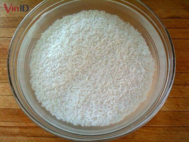 Ngâm gạo nếp với nước lạnh