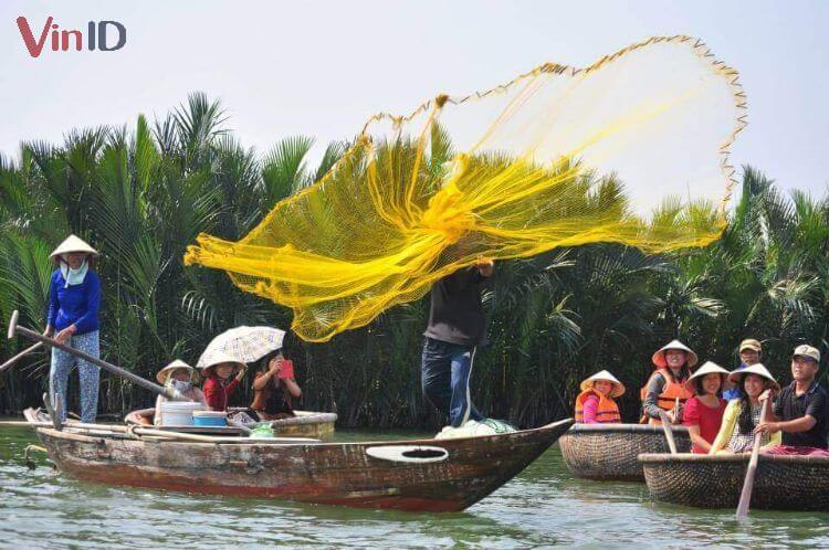 Hoạt động căng lưới tại rừng dừa giúp du khách trải nghiệm cuộc sống của ngư dân