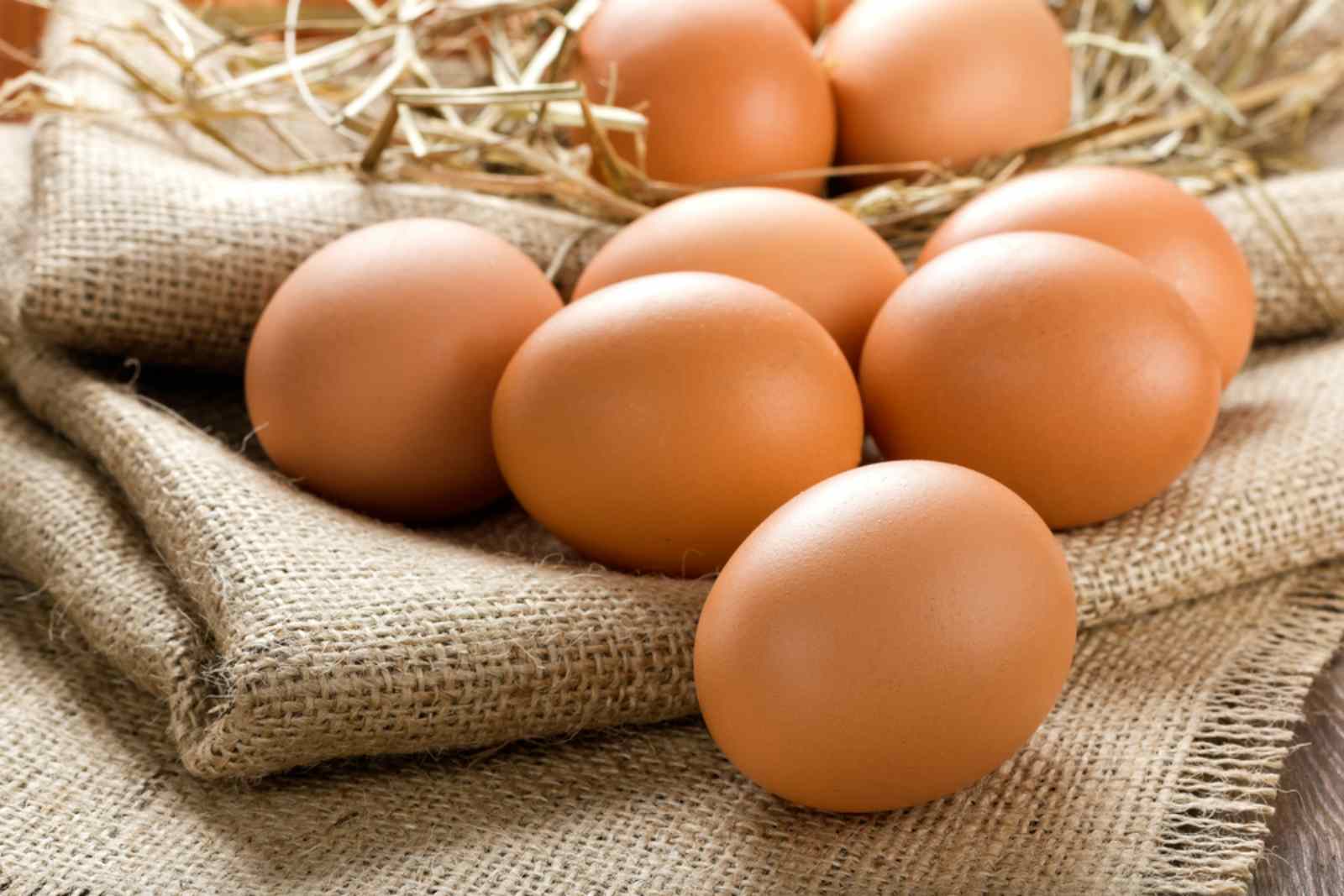Giá trứng gà là bao nhiêu? Mua ở đâu an toàn?