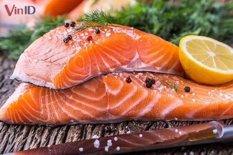 Cá hồi chứa hàm lượng Omega - 3 rất lớn, kích thích mọc lông mày rậm hơn