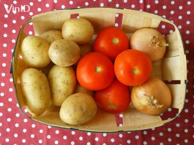 Khoai tây kết hợp cùng cà chua hoàn toàn không gây hại cho sức khỏe