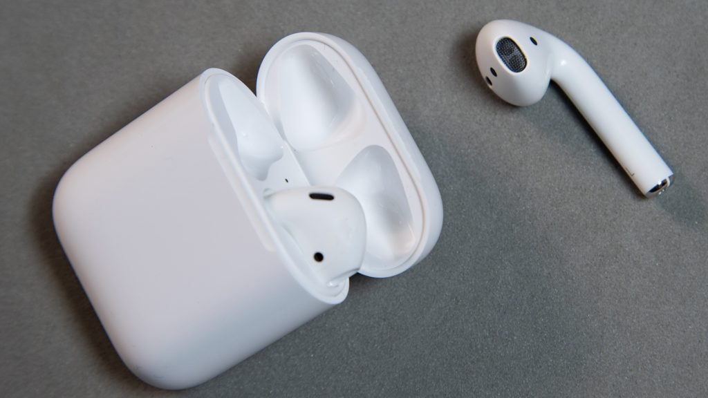 Tặng mẹ chiếc airpod mới tinh