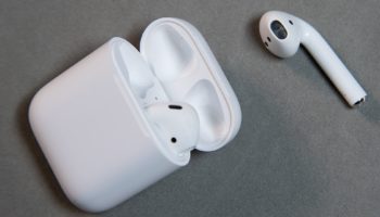 Tặng mẹ chiếc airpod mới tinh