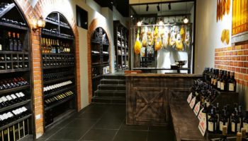 Hẹn hò Giáng sinh ấm áp tại Kho Rượu Gourmet với voucher VinID