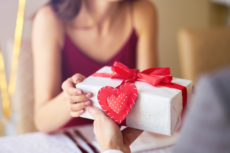 Ngày Valentine tặng gì cho bạn gái? Đây là 19 gợi ý xuất sắc nhất