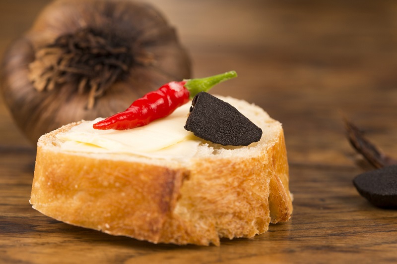 Ăn bánh mì kẹp tỏi đen