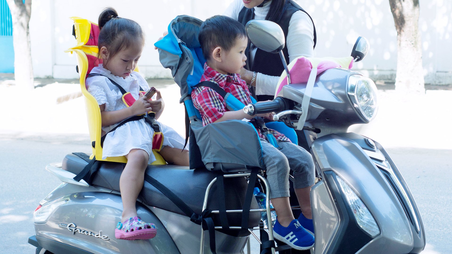 Ghế ngồi xe máy Beesmart X2 lắp phía sau cho bé  Cơ Hội Mua Sắm Tiêu dùng   Tuổi Trẻ Online