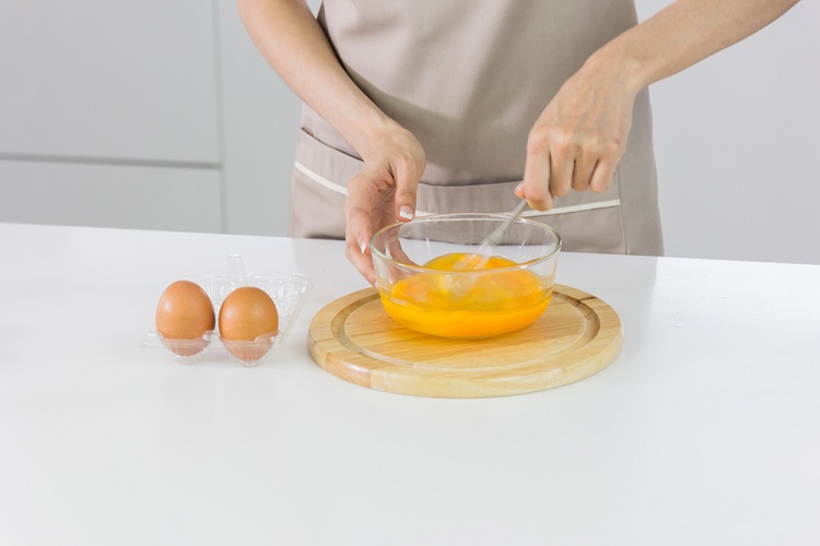 Đánh trứng nhẹ tay để không bị nổi bọt khí