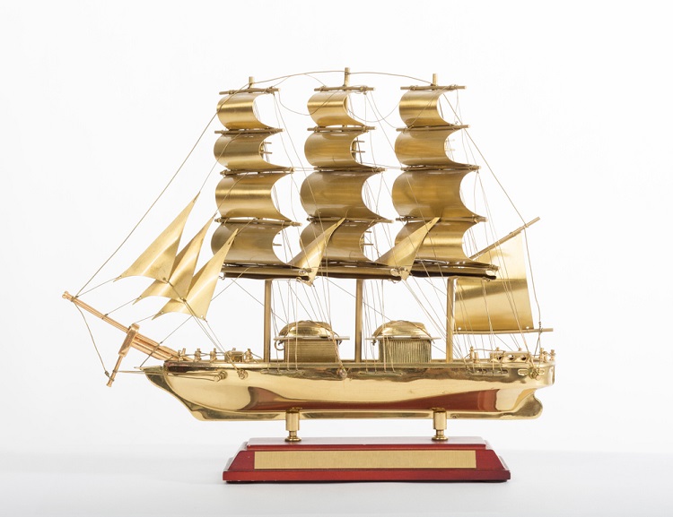 Tặng mô hình thuyền buồm dát vàng