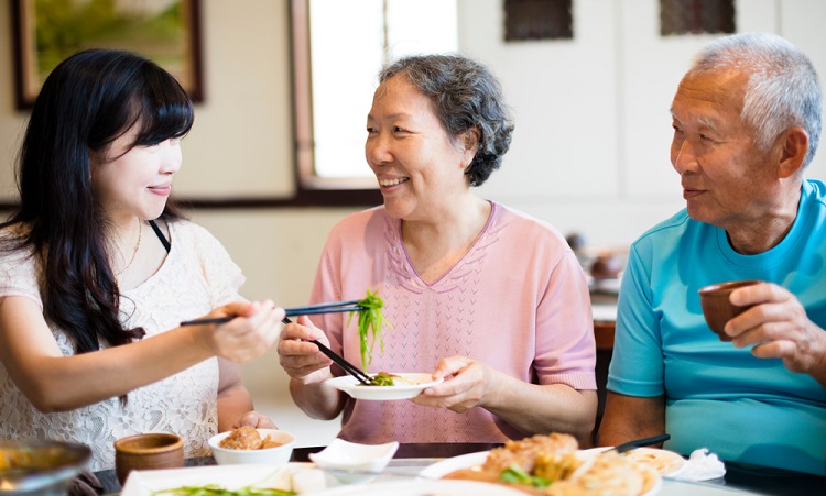 Ăn tôi cùng mẹ ở nhà hàng