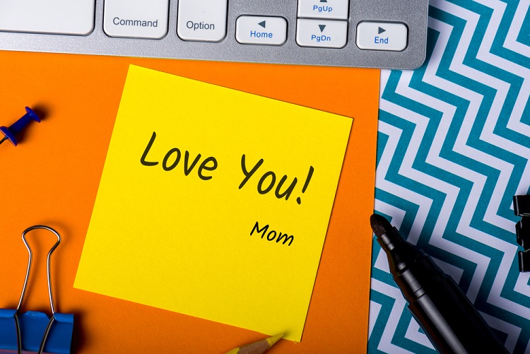 Dán stick note kèm lời nhắn yêu thương dành tặng mẹ