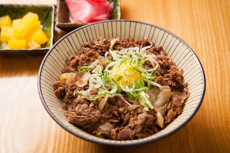 Món Donburi với cơm và đầy ắp thịt