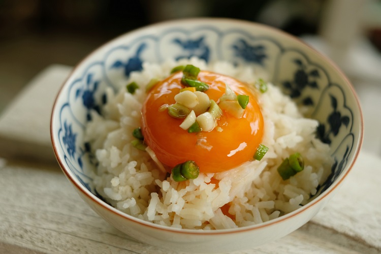 Cơm trộn Nhật Bản từ trứng sống