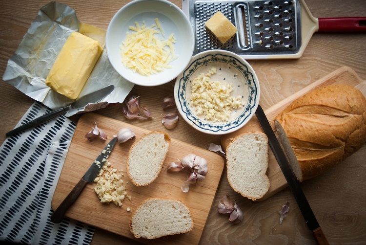 Hướng dẫn cách làm bánh mì phô mai bơ tỏi bằng nồi chiên không dầu