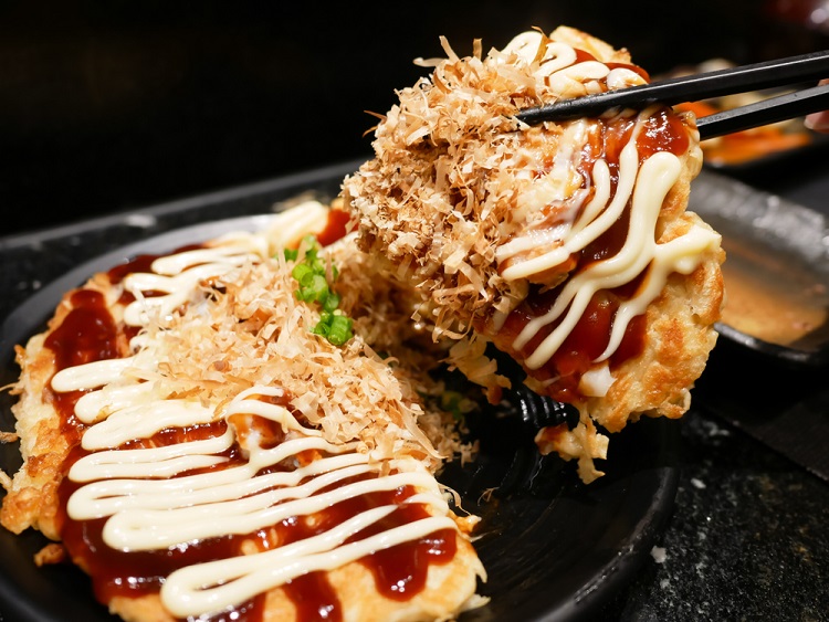 Món ăn đường phố Nhật Bản không chỉ là món ăn được ưa chuộng tại đất nước này, mà nó đã trở thành một xu hướng ẩm thực toàn cầu. Từ takoyaki, okonomiyaki đến taiyaki, các món ăn này đều có hương vị độc đáo và hấp dẫn bởi đằng sau là bí quyết chế biến của người Nhật.