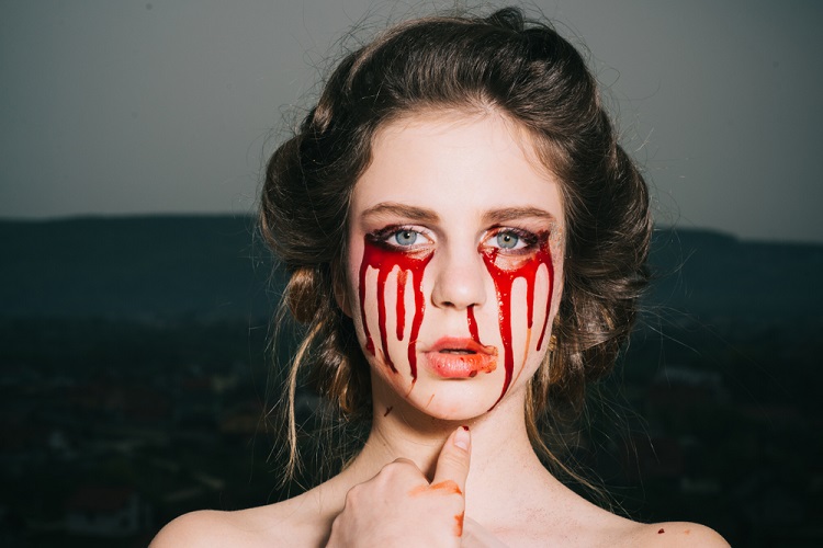 vẽ máu từ mắt halloween
