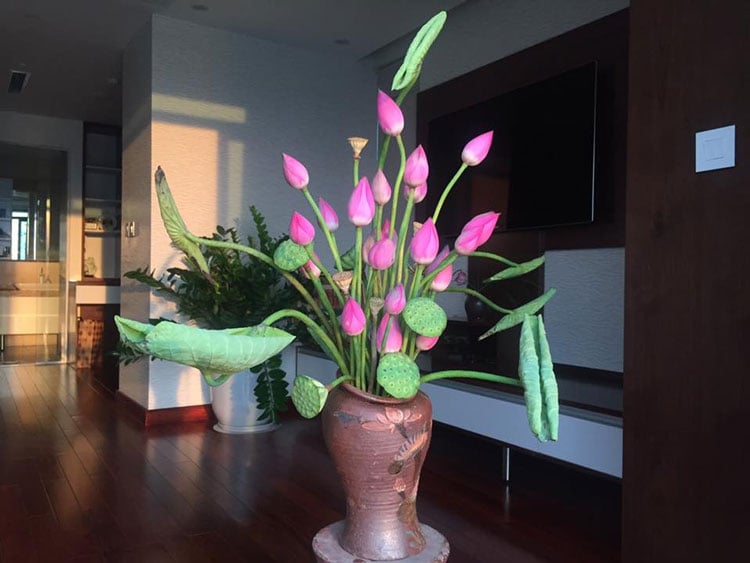 Cắm hoa sen: Cắm hoa sen là một nghệ thuật trang trí độc đáo và đầy sáng tạo. Hoa sen tươi tắn với sắc trắng tinh khôi được kết hợp với những cành lá xanh mát, tạo nên một bầu không khí thanh bình và dịu dàng cho ngôi nhà của bạn.