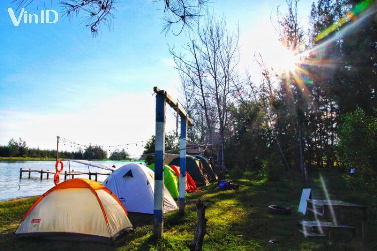 Khu vực cắm trại tính phí sạch sẽ và gọn gàng ở Hồ Cốc