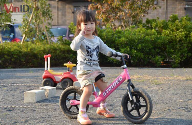 Xe đẩy giúp bé gái năng động hơn rất nhiều 