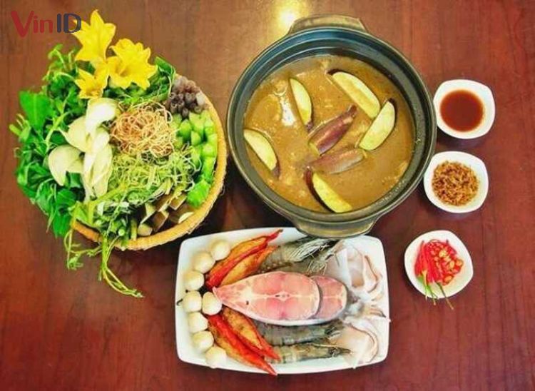 Lẩu mắm ăn kèm rau sống