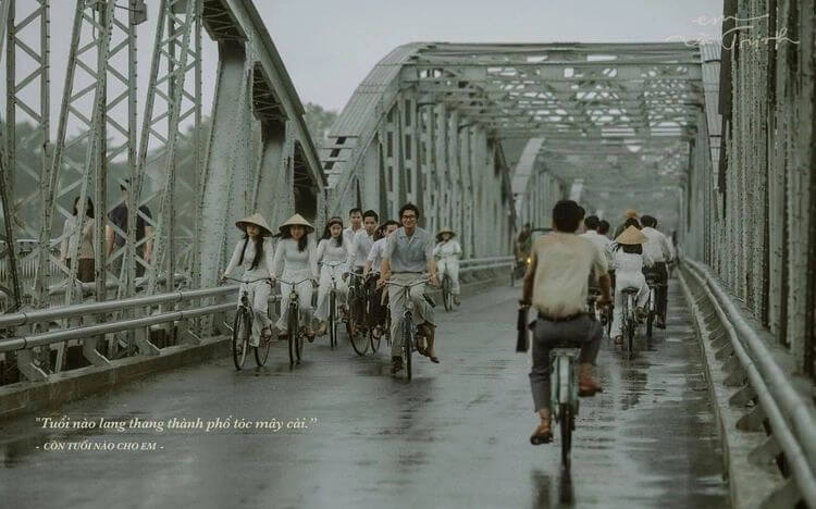 Hình ảnh cầu Trường Tiền xuất hiện trong những đoạn phim lãng mạn tái hiện mối tình của nhạc sĩ Trịnh Công Sơn và Dao Ánh Hình ảnh cầu Trường Tiền xuất hiện trong những đoạn phim lãng mạn tái hiện mối tình của nhạc sĩ Trịnh Công Sơn và Dao Ánh