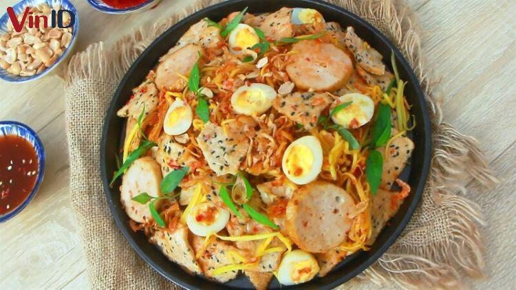 Bánh đa trộn thấm đẫm trong nước sốt chua ngọt ngon khó cưỡng