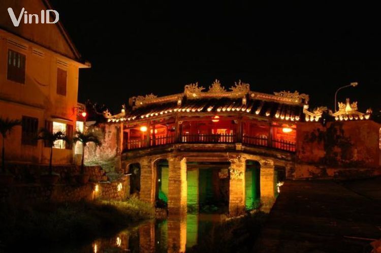 Chùa Cầu hiện nay mang phong cách kiến ​​trúc giao thoa giữa ba nền văn hóa Việt Nam, Nhật Bản và Trung Quốc.