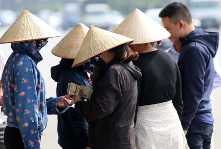 Tránh xa phe vé chợ đen “kẻo mất tiền oan”