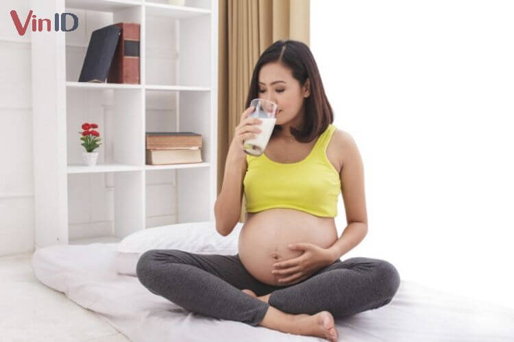 Phụ nữ mang thai không nên uống nhiều nước cốt dừa vì dễ gây đầy bụng