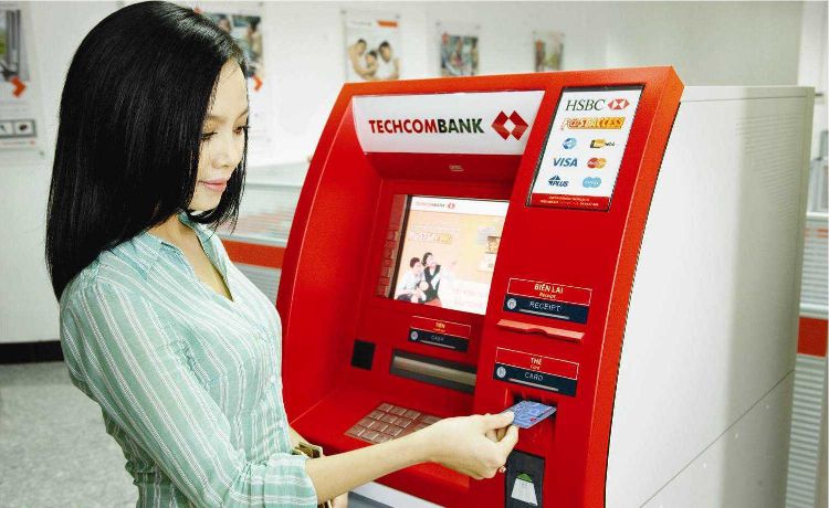 Rút tiền tại cây ATM Techcombank.