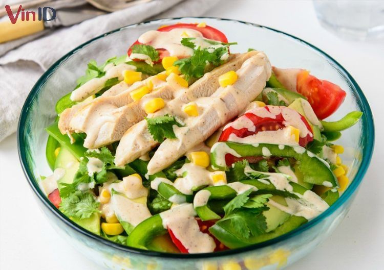 Salad ức gà luộc lành mạnh