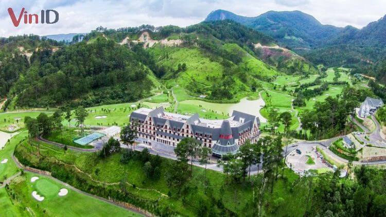 Khách sạn Swiss Belresort Tuyền Lâm giống như 1 tòa lâu đài giữa rừng núi trùng điệp