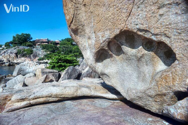 Hình ảnh bàn tay in trên đá Hòn Chồng gắn liền với truyền thuyết về một người khổng lồ đa tình