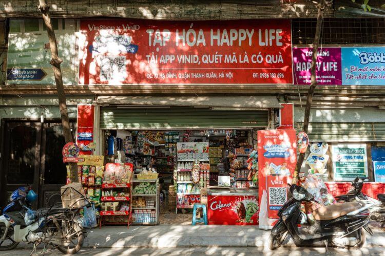 Trưng bày sản phẩm của các thương hiệu tại cửa hàng tạp hóa của mình Trưng bày sản phẩm của các thương hiệu tại cửa hàng tạp hóa của mình