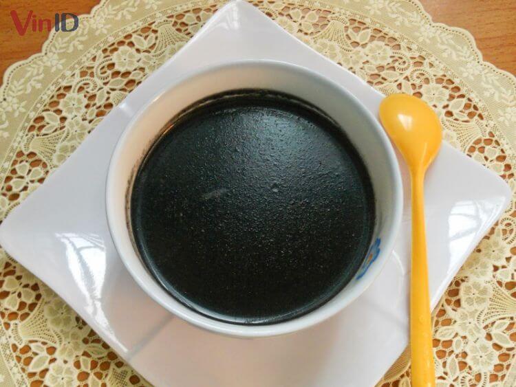 Chè mè đen nấu bằng bột sắn dây mang đến nhiều công dụng tốt cho sức khỏe