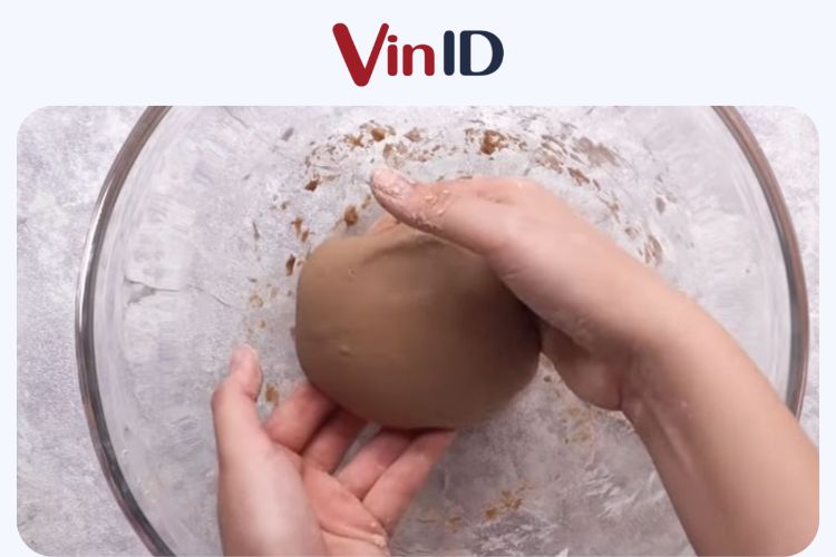 Nhào bột thành một quả bóng và để bột nghỉ trước khi đóng bánh.