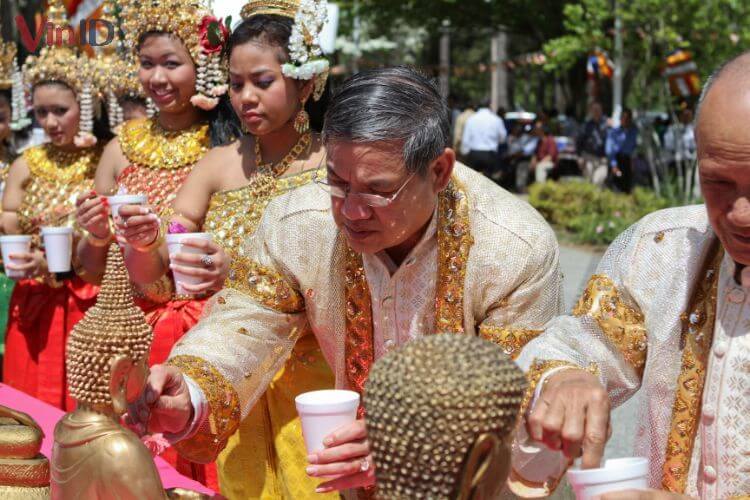 Ngày Lơng Săk diễn ra với các hoạt động tôn giáo như tắm Phật